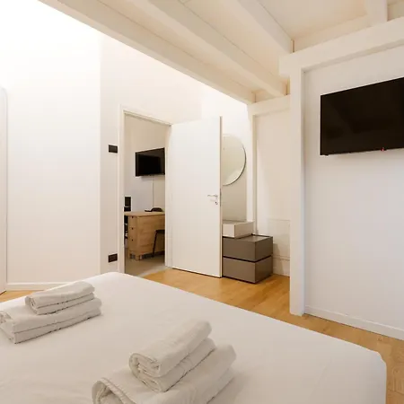 Cozy Corner With Balcony And Private Garage! Apartment Milan Exterior photo